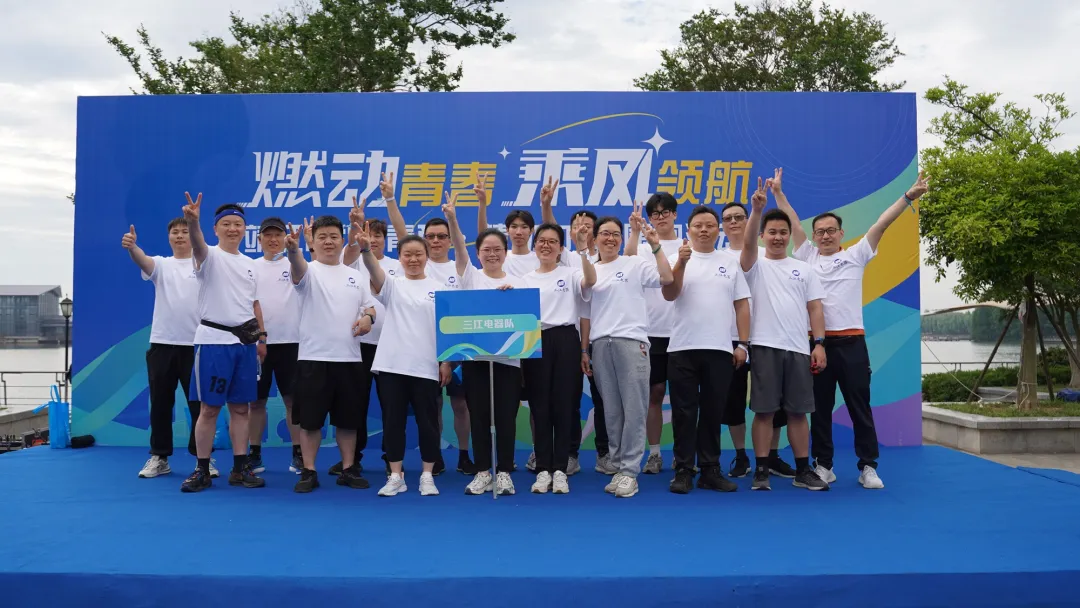 笑容在阳光下绽放